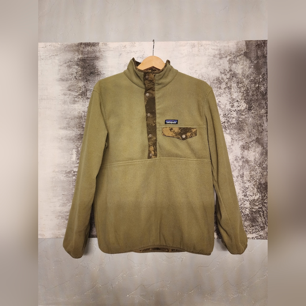 Reversible Patagonia men's camo synchilla snap t fleece.